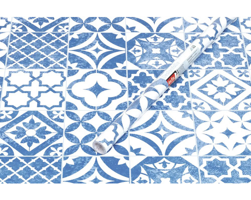Dekorfolie mit blau-weißem Fliesenmuster und einer Rolle Dekorfolie