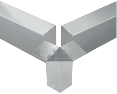 Drei verzinkte Vierkantrohre, die durch eine verzinkte Pyramide verbunden sind