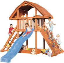 Holzspielhaus mit Rutsche, Kletterwand und Kindern