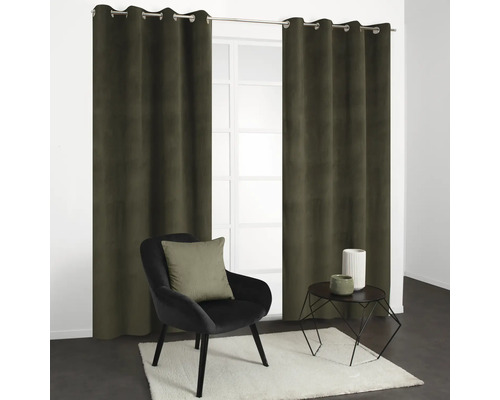 Wohnzimmer mit Vorhängen, Sessel, Kissen, Tisch und Teppich