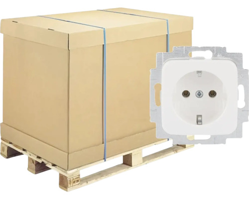 Große Kartonverpackung auf Palette mit Steckdose