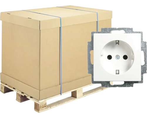 Palette mit großem Karton und Steckdose