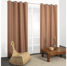 Wohnzimmer mit Vorhängen, Tisch und Korbsessel