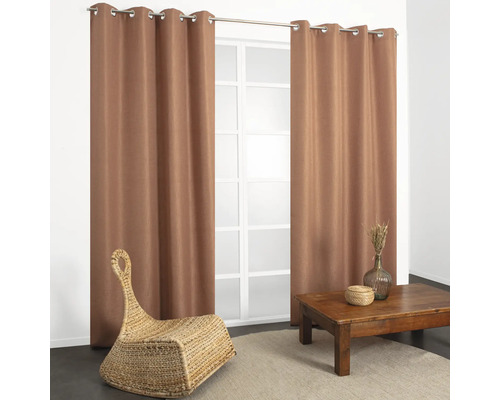 Wohnzimmer mit Vorhängen, Tisch und Korbsessel