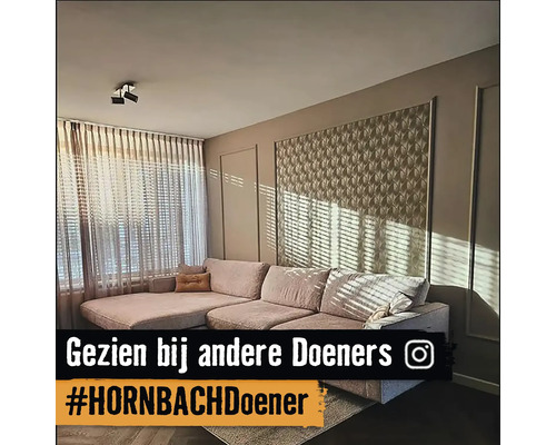 Wohnzimmer mit Ecksofa, Vorhängen und Wandpaneelen