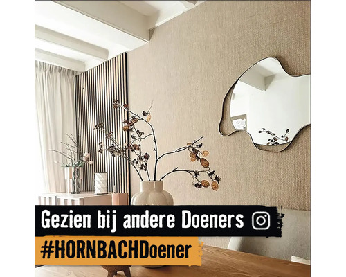 Dekorative Innenraumszene mit Holzpaneelen, Vase und Spiegel