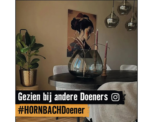 Dekoratives Interieur mit Esstisch, Vase, Zimmerpflanze und Gemälde an der Wand.