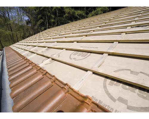 Dach mit Unterspannbahn und Dachlatten vor dem Verlegen der Dachziegel