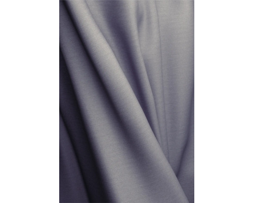 Nahaufnahme von grauem Stoff mit Falten