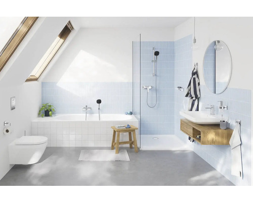 Helles Badezimmer mit Dachfenster, Badewanne, Dusche, Waschtisch und Toilette