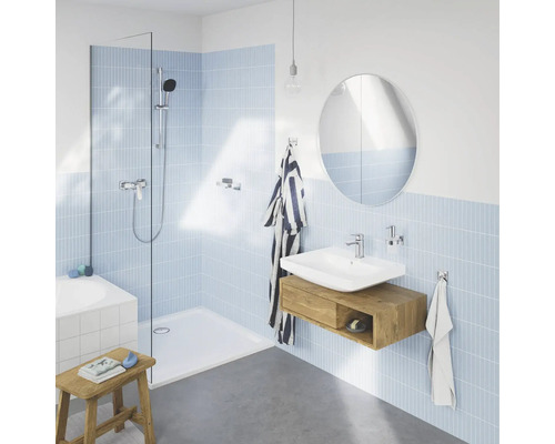Modernes Badezimmer mit Dusche, Waschtisch und Spiegel