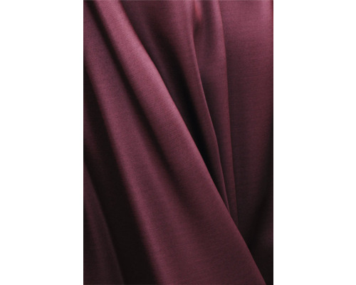 Nahaufnahme eines burgunderroten Stoffes mit Faltenwurf.