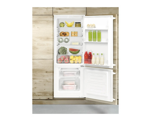 Geöffneter Kühlschrank mit verschiedenen Lebensmitteln