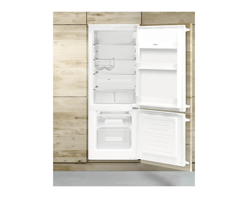 Geöffneter weisser Amica Kühlschrank mit Regalen und Schubladen.