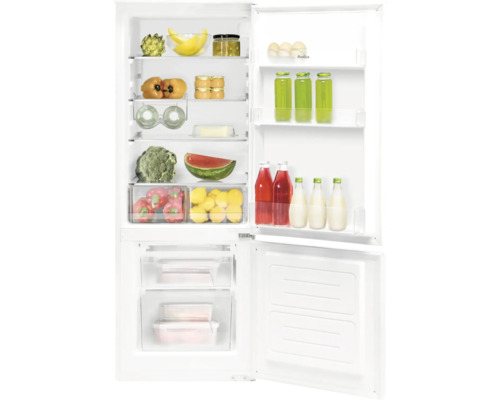 Geöffneter Kühlschrank mit verschiedenen Lebensmitteln