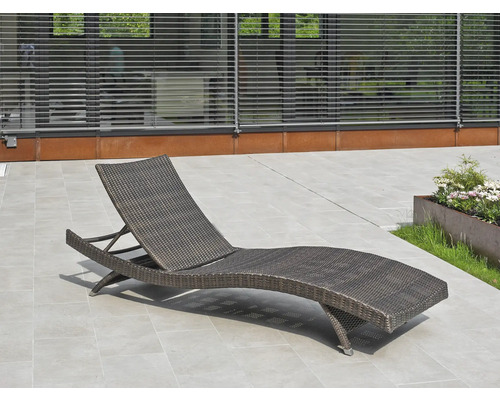 Gartenliege aus Rattan auf einer Terrasse