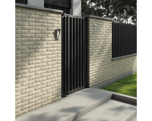 Außenaufnahme eines Hauses mit Steinmauer, Gartentür und Gegensprechanlage