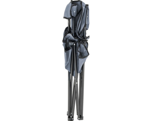 Zusammengeklappter Campingstuhl mit Stoffbezug und Gestell