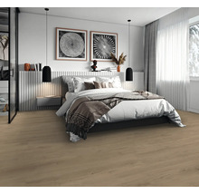 Helles Schlafzimmer mit Bett, Nachttisch, Pendelleuchten und Wanddekoration