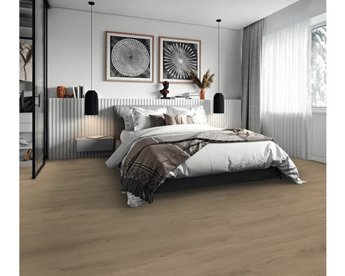 Helles Schlafzimmer mit Bett, Nachttisch, Pendelleuchten und Wanddekoration