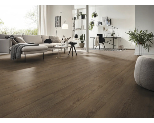 Heller Wohnraum mit Laminatboden, Sofa und Schreibtisch