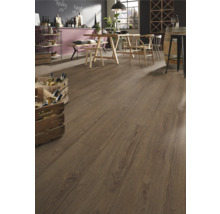 Verlegung von Laminatboden im Innenraum mit Holzeffekt