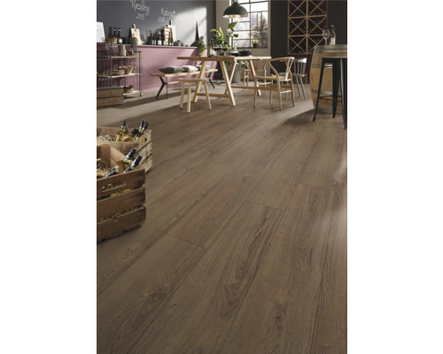 Verlegung von Laminatboden im Innenraum mit Holzeffekt