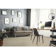 Wohnzimmer mit Sofa, Schreibtisch und Designelementen