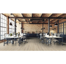 Büro mit Holzboden, Schreibtischen und Backsteinwand