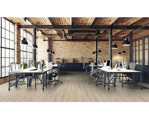 Büro mit Holzboden, Schreibtischen und Backsteinwand