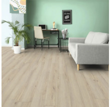 Wohnzimmer mit hellem Holzboden, Sofa und Schreibtisch