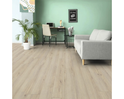 Wohnzimmer mit hellem Holzboden, Sofa und Schreibtisch