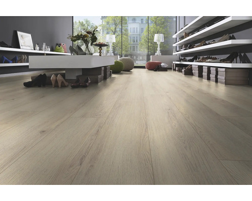 Heller Laminatboden in einem begehbaren Kleiderschrank mit Regalen und Schuhen