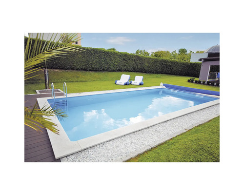 Rechteckiger Pool im Garten mit Liegestühlen und Poolabdeckung