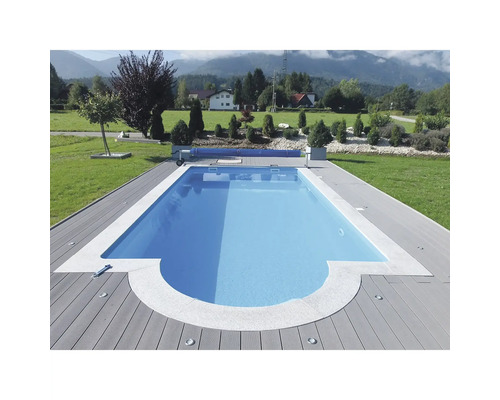 Rechteckiger Swimmingpool mit Holzterrasse im Garten