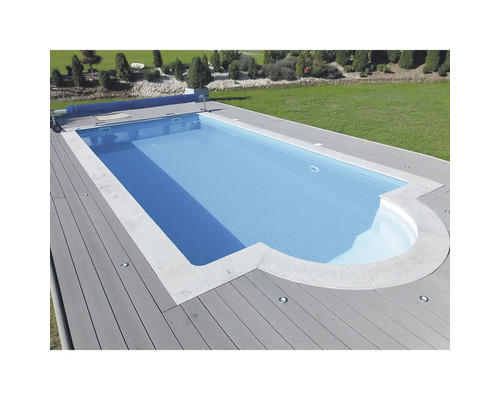 Rechteckiger Pool mit umlaufender Holzterrasse im Garten