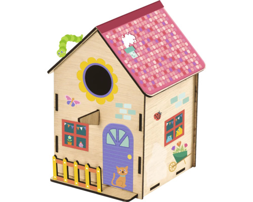 Spielhaus aus Holz mit Aufklebern