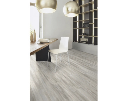 Heller Essbereich mit Holztisch, Stuhl und Regalsystem