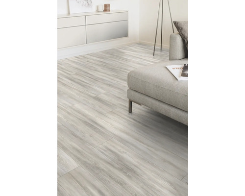 Heller Wohnraum mit Laminatboden in Holzoptik, Sofa und Sideboard