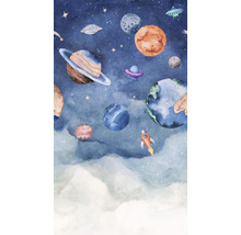 Illustration von Planeten, Sternen, Raumschiffen und einer Rakete vor einem bewölkten Hintergrund