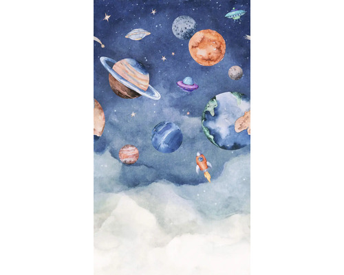 Illustration von Planeten, Sternen, Raumschiffen und einer Rakete vor einem bewölkten Hintergrund