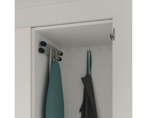 Einbauschrank mit Bügelbrett und Kleidung