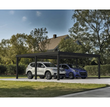 Überdachter Stellplatz mit zwei geparkten Autos vor einem Haus.