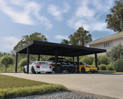 Carport mit drei geparkten Autos vor einem Haus