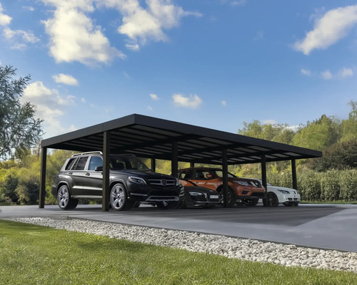 Carport mit mehreren Autos in einem Garten