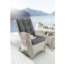 Geflochtener Sessel mit Polsterauflage auf einer Terrasse mit Seeblick