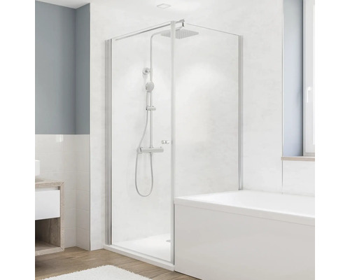 Badzimmer mit Badewanne und Duschabtrennung aus Glas