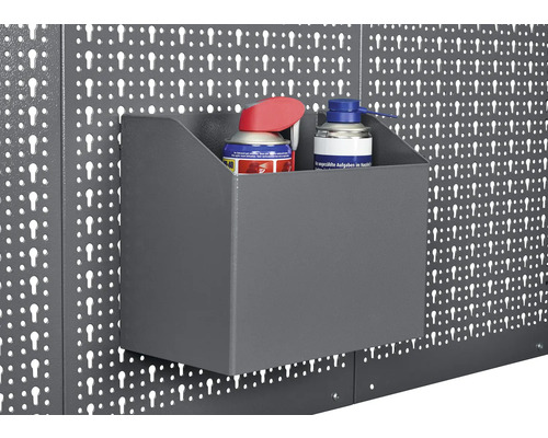Metall Werkzeugwand mit Behälter und Sprays