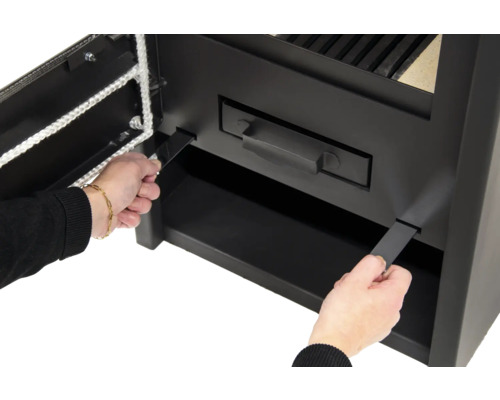 Detailansicht eines Ofens mit geöffneter Aschelade und Zugstangen