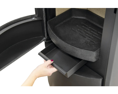 Detailansicht eines Kaminofens mit herausgezogener Ascheschublade